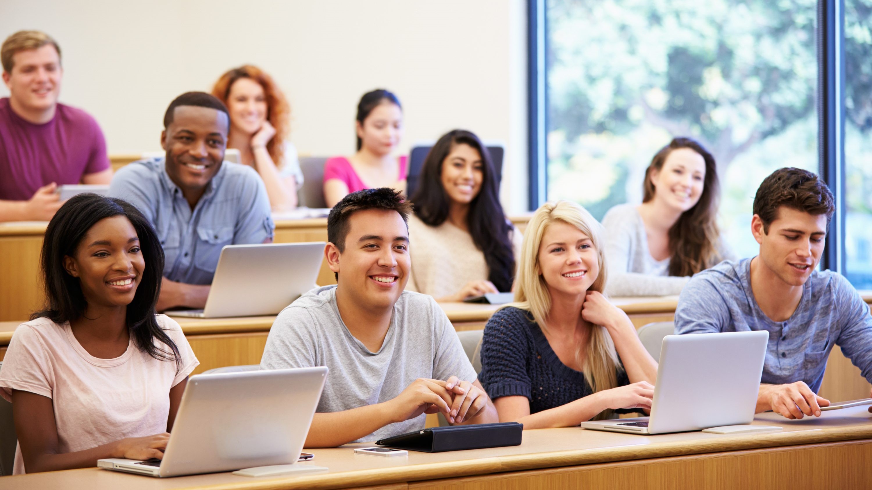 Estudiantes jugando concurso en la universidad